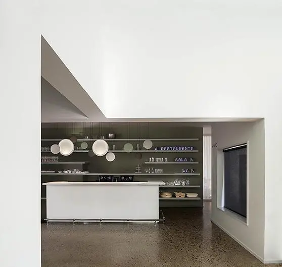 Oświetlenie minimalistycznej wyspy lampa Vibia