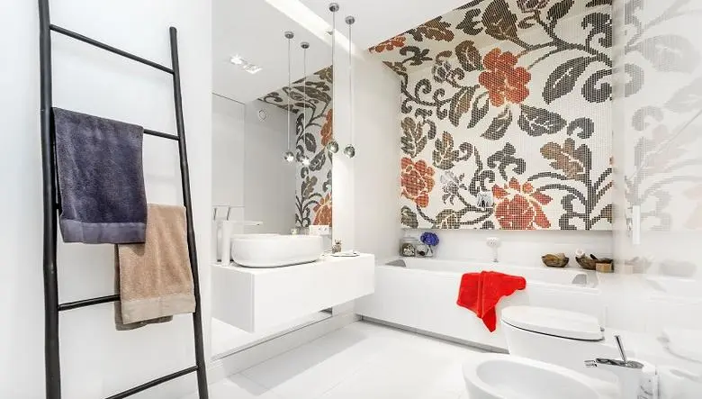 Trendy w aranżacji płytek w łazience | na zdjęciu mozaika Bisazza