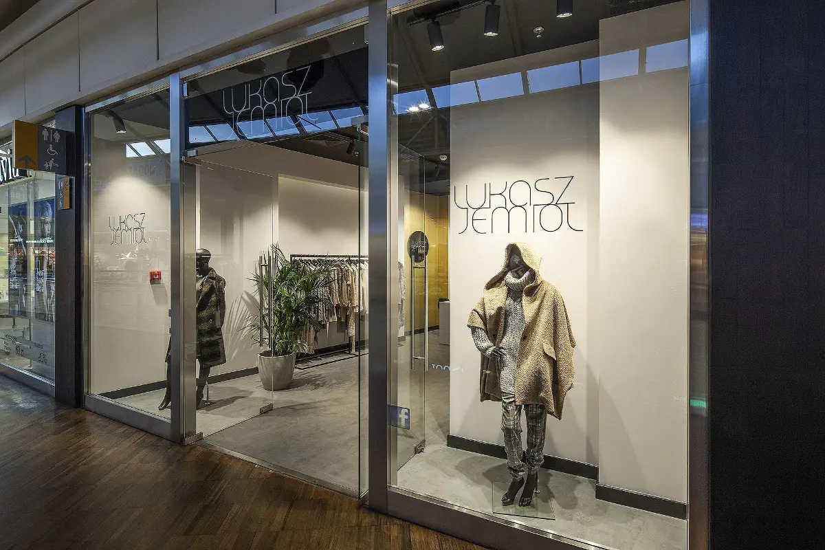 Butik Łukasza Jemioła z oświetleniem SternLight