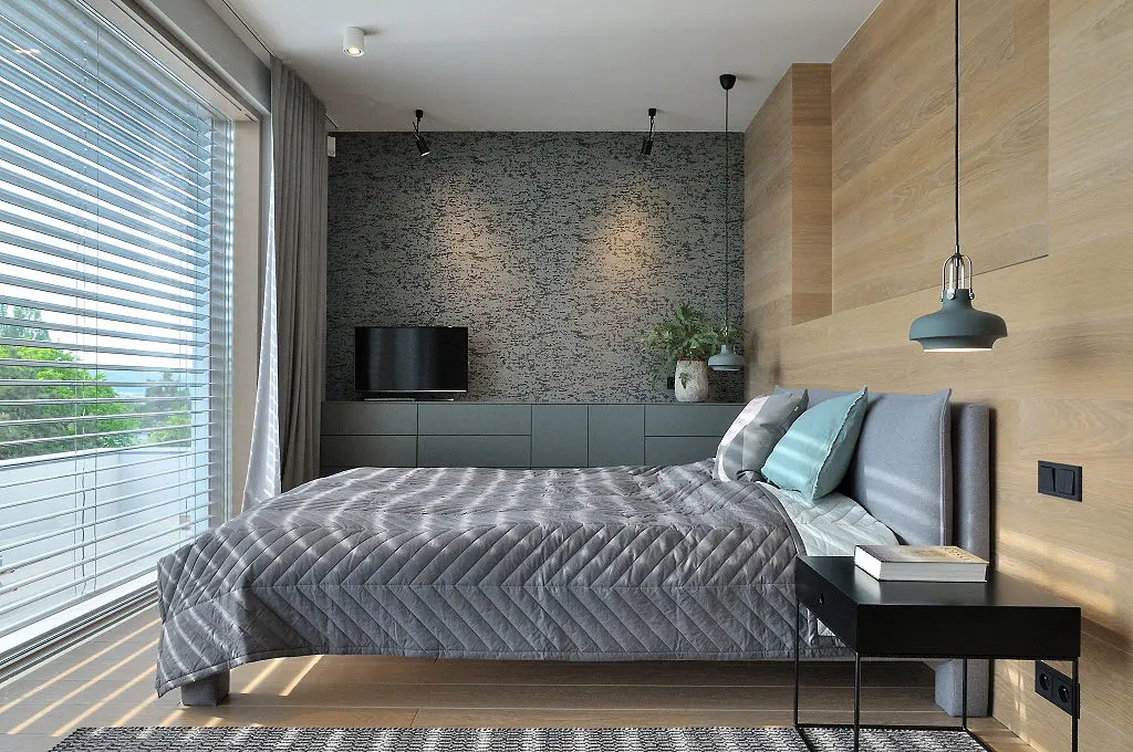 Szaro – drewniana sypialnia | proj. Ministerstwo Spraw we Wnętrzach