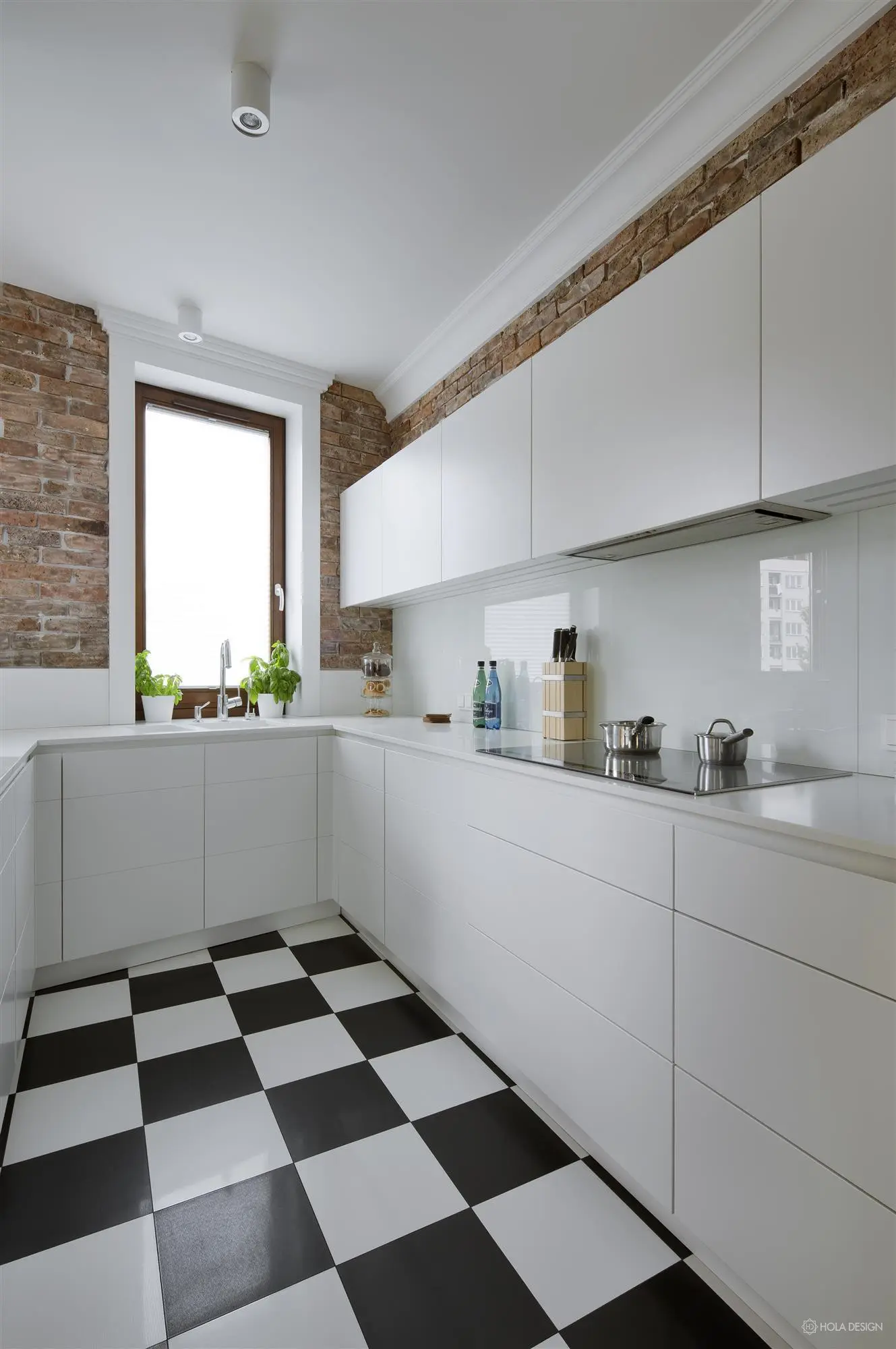 Biała kuchnia z cegłą