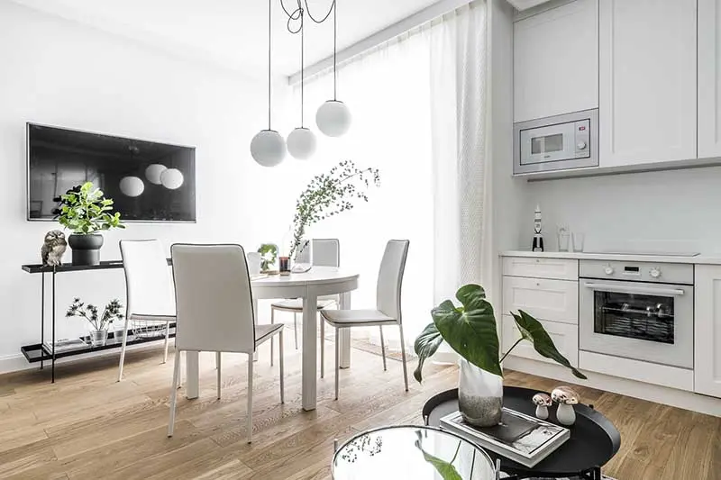 Biała kuchnia z białą jadalnią