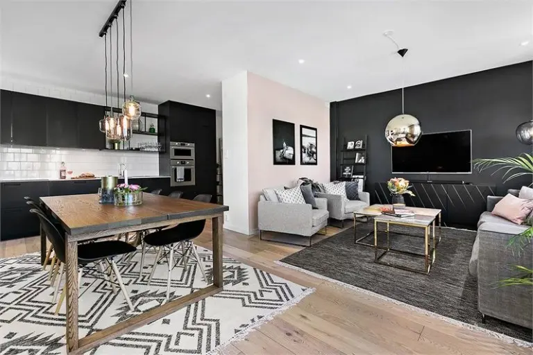 Czarna kuchnia z białymi płytkami czarnym blatem