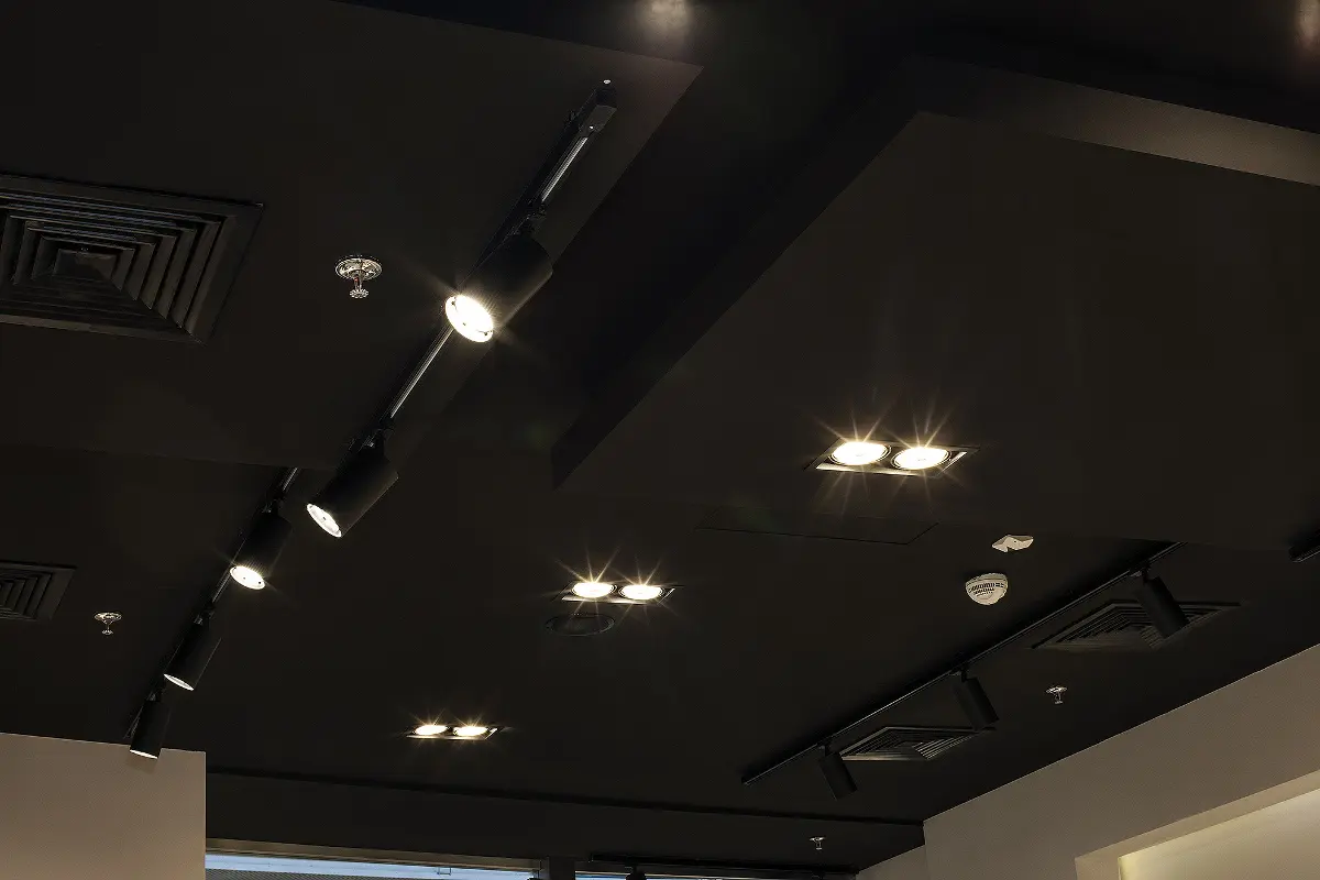 Butik Łukasza Jemioła z oświetleniem SternLight