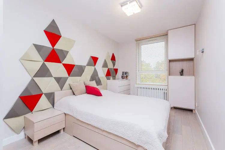 Ściana nad łóżkiem w geometryczny wzór | proj. Joanna Zawicka Projektowanie Wnętrz