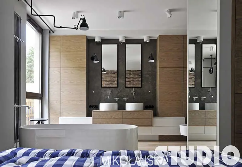 Łazienka z dwiema umywalkami i wanną