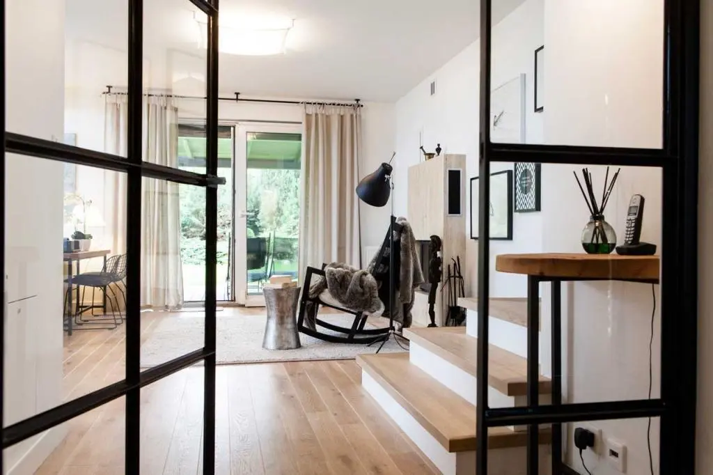 Salon z przeszkleniami