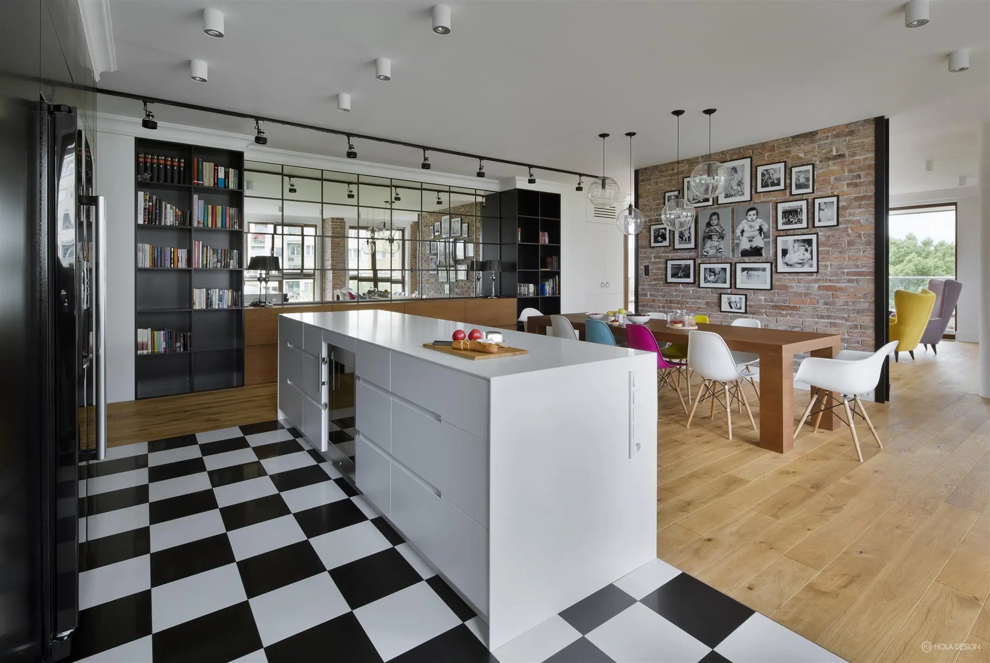 Minimalistyczne oświetlenie natynkowe w eklektycznym wnętrzu | proj. Hola Design