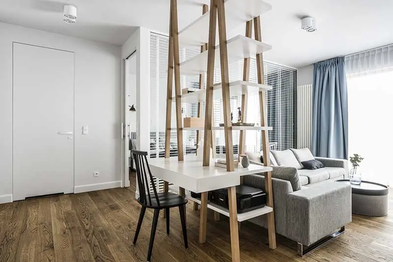 Oświetlenie natynkowe to świetne rozwiązanie do przedpokoju | proj. Mana Design