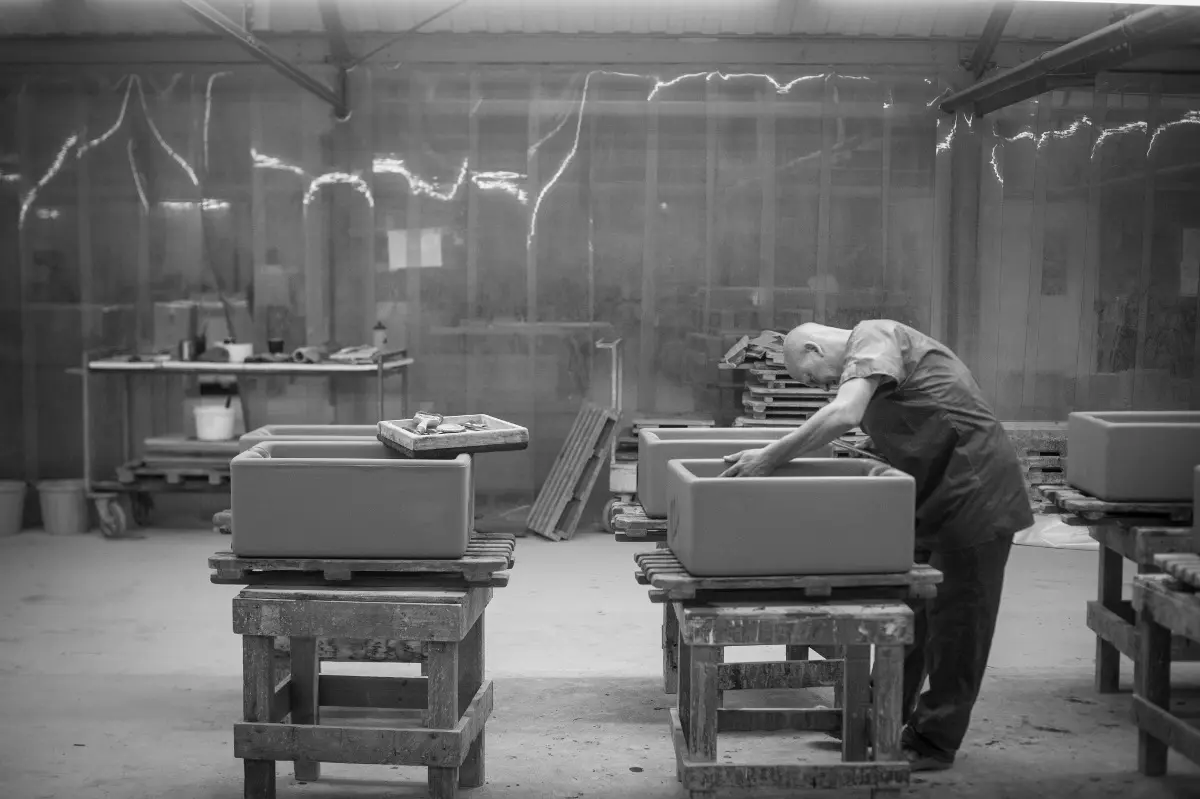 Proces tworzenia zlewów ceramicznych Shaws