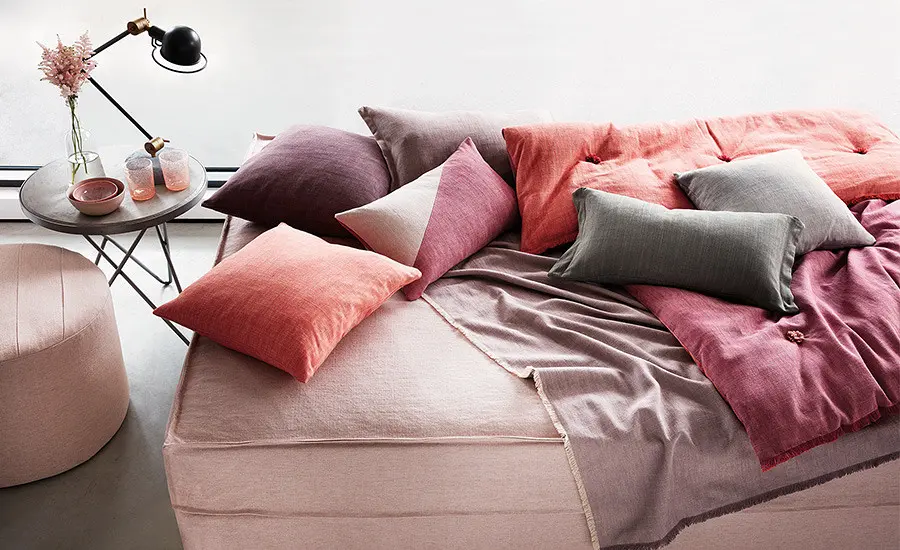 Tkaniny Romo są dostępne w naszych shoowroomach. Z nich wyczarujemy dla Ciebie poduszki, zasłony i wszystko o czym marzysz