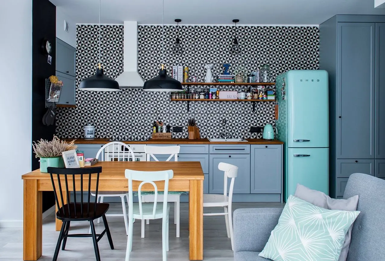 Kuchnia z pastelową lodówką