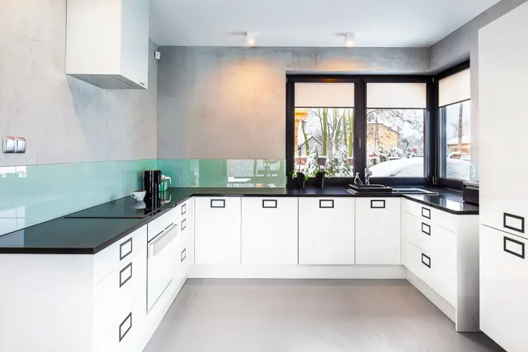 Biała kuchnia, proj. COCO Pracownia projektowania wnętrz