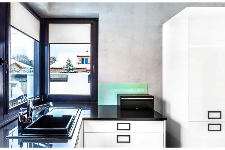 Biała kuchnia, proj. COCO Pracownia projektowania wnętrz