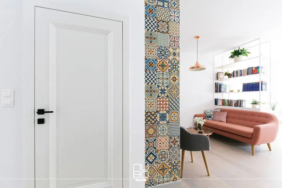 Wzorzyste płytki w białym salonie | proj. Nubo