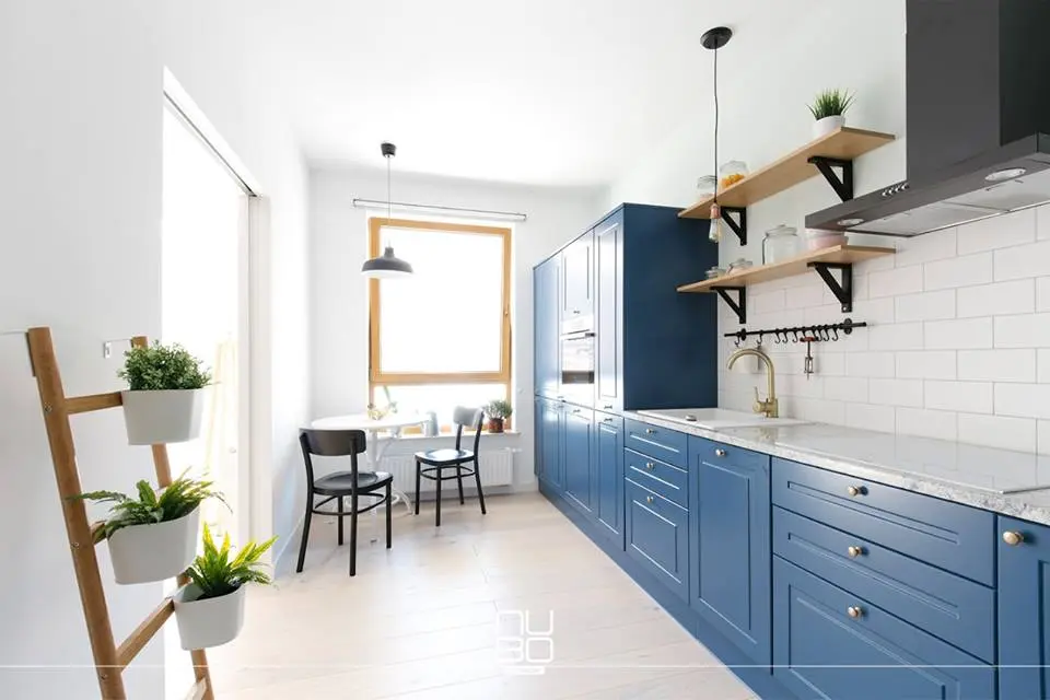 Jasna kuchnia z niebieskimi meblami kuchennymi | proj. Nubo