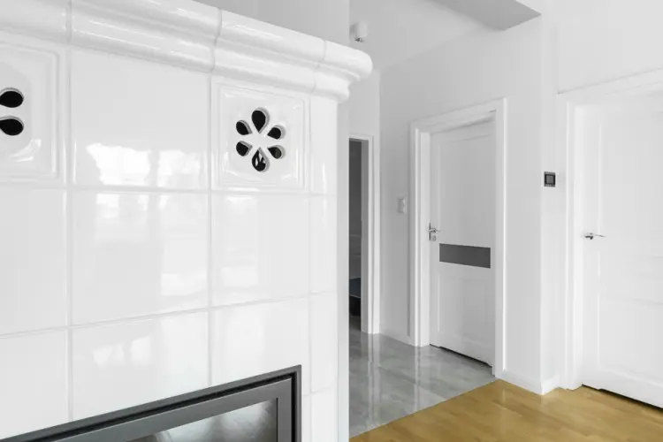 Ażurowy kominek w dawnym stylu