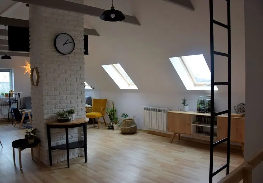 Loftowe wnętrze na poddaszu