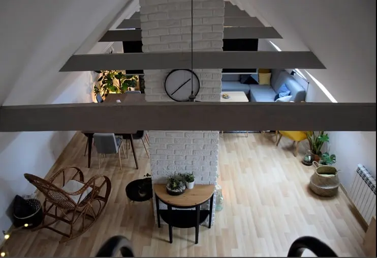 Loftowe wnętrze na poddaszu