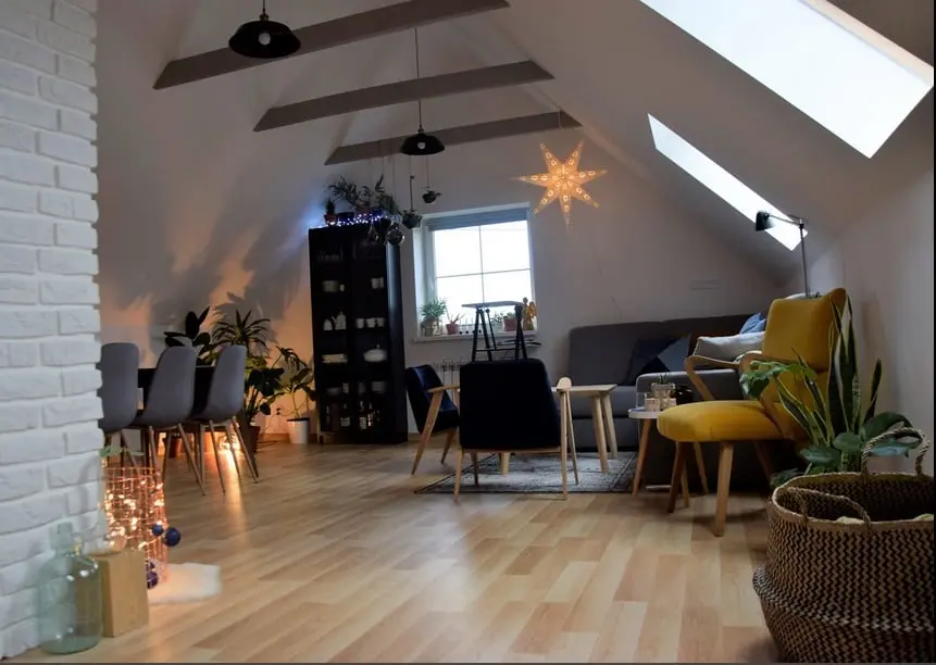 Loftowe wnętrze na poddaszu