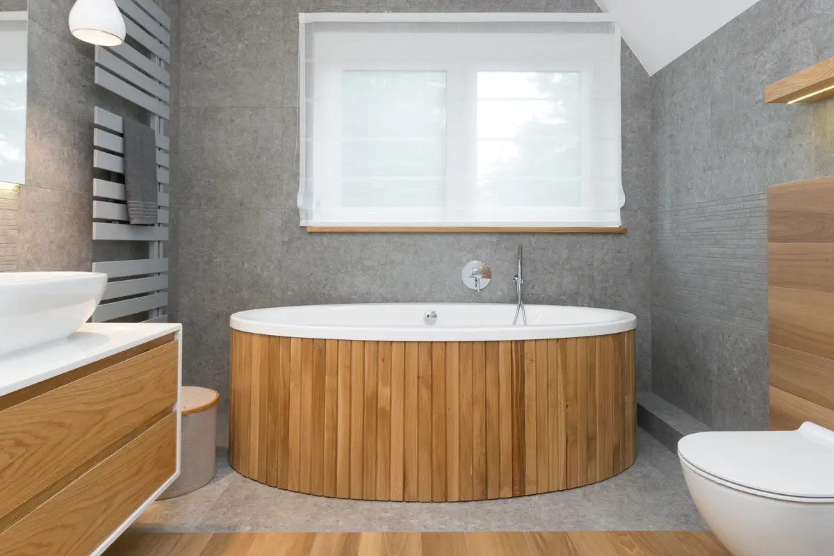 Drewno w łazience wg. projektu Ireny Lang z Loftstudio