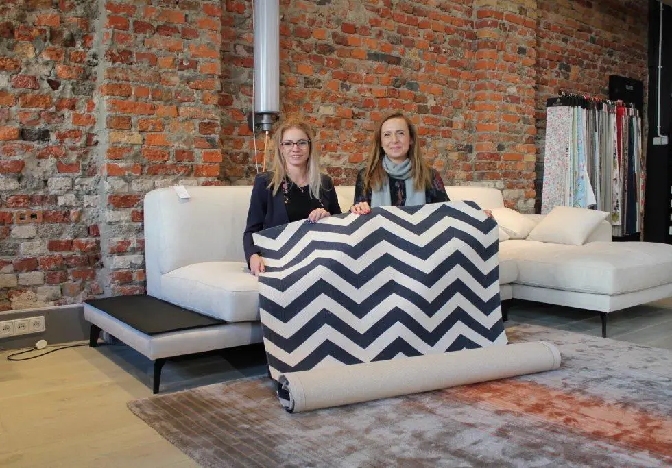 Dziewczyny z Polisz Design z wygranym dywanem w naszym showroomie