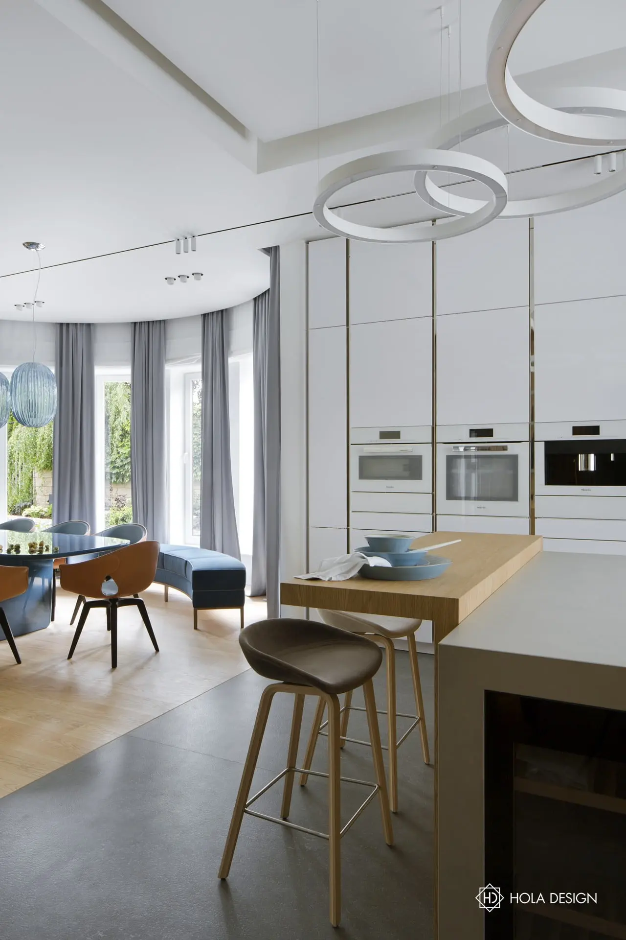 Kuchnia otwarta na salon i jadalnię, proj. Hola Design