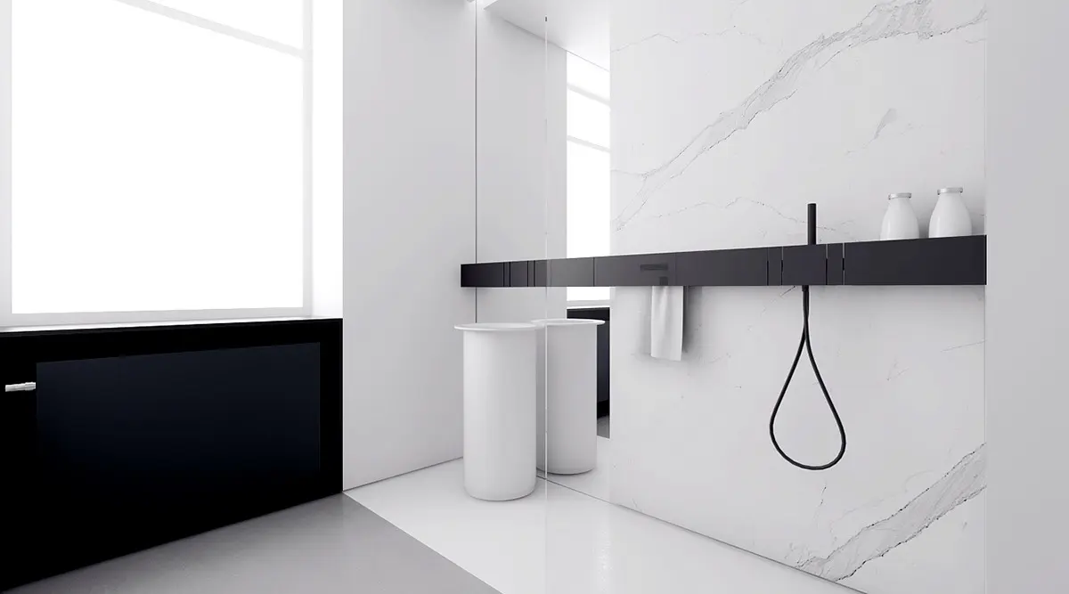 Minimalistyczna łazienka z prysznicem i umywalką stojącą