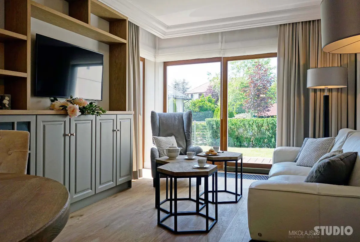 Salon Mikołajska Studio sztukateria na suficie