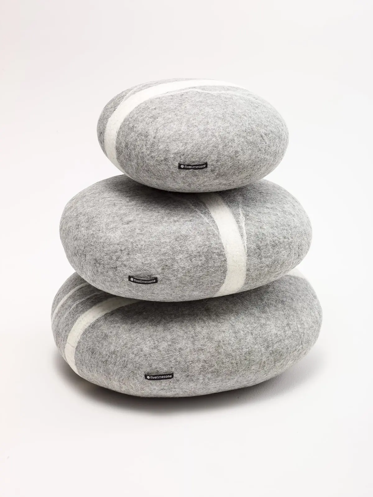 Poduszki i pufy „Stone”, 2010, autorzy projektu: Mirosław Popławski, Magdalena Popławska, Zofia Popławska, Jakub Kosma Popławski; produkcja: Fivetimesone