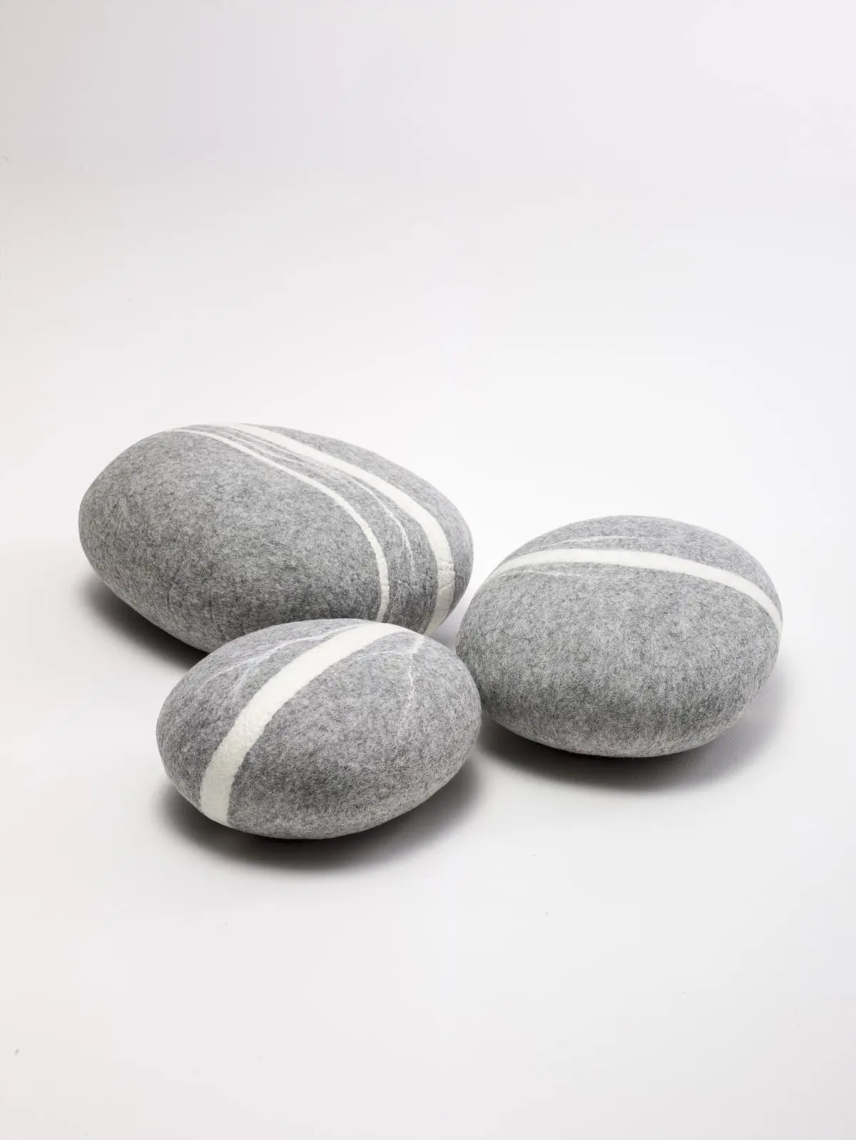 Poduszki i pufy „Stone”, 2010, autorzy projektu: Mirosław Popławski, Magdalena Popławska, Zofia Popławska, Jakub Kosma Popławski; produkcja: Fivetimesone