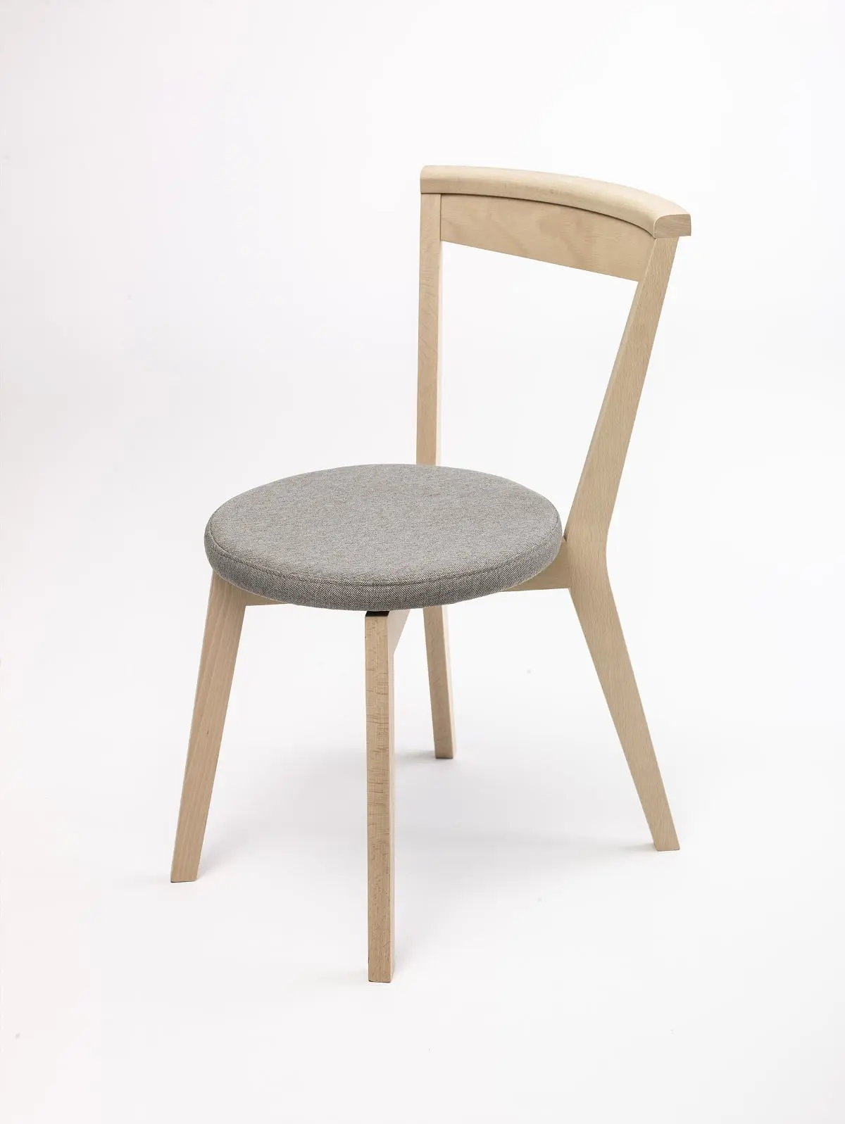 Krzesło „Closer”, 2011, autorka projektu: Aleksandra Pięta-Wiśniewska; autor projektu wdrożeniowego: Piotr Kuchciński; produkcja: Meble VOX