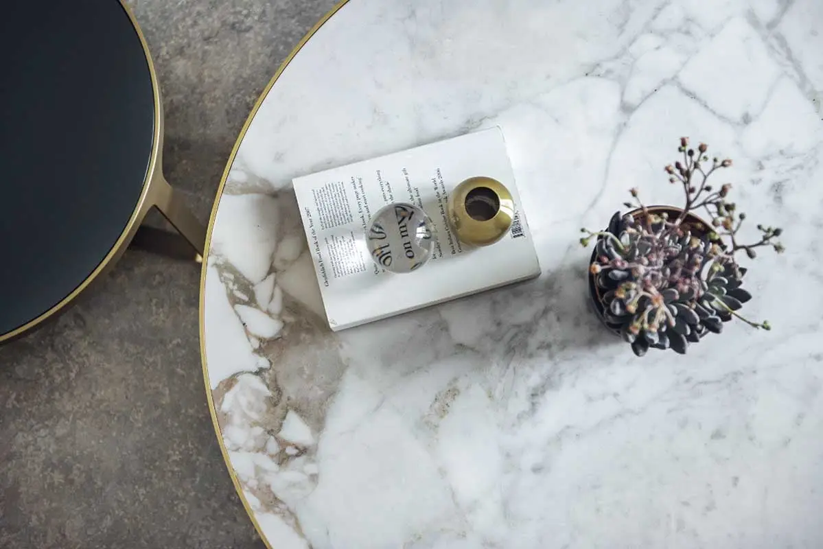 Marmurowe detale w salonie | proj. LOFT Magdalena Adamus, photo: Tom Kurek