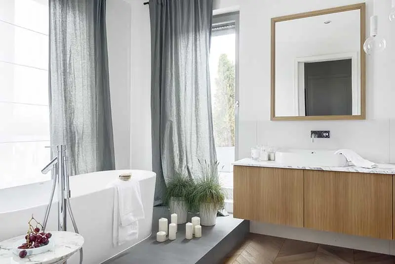 Aranżacja łazienki z wanną wolnostojącą | proj. LOFT Magdalena Adamus, photo: Tom Kurek
