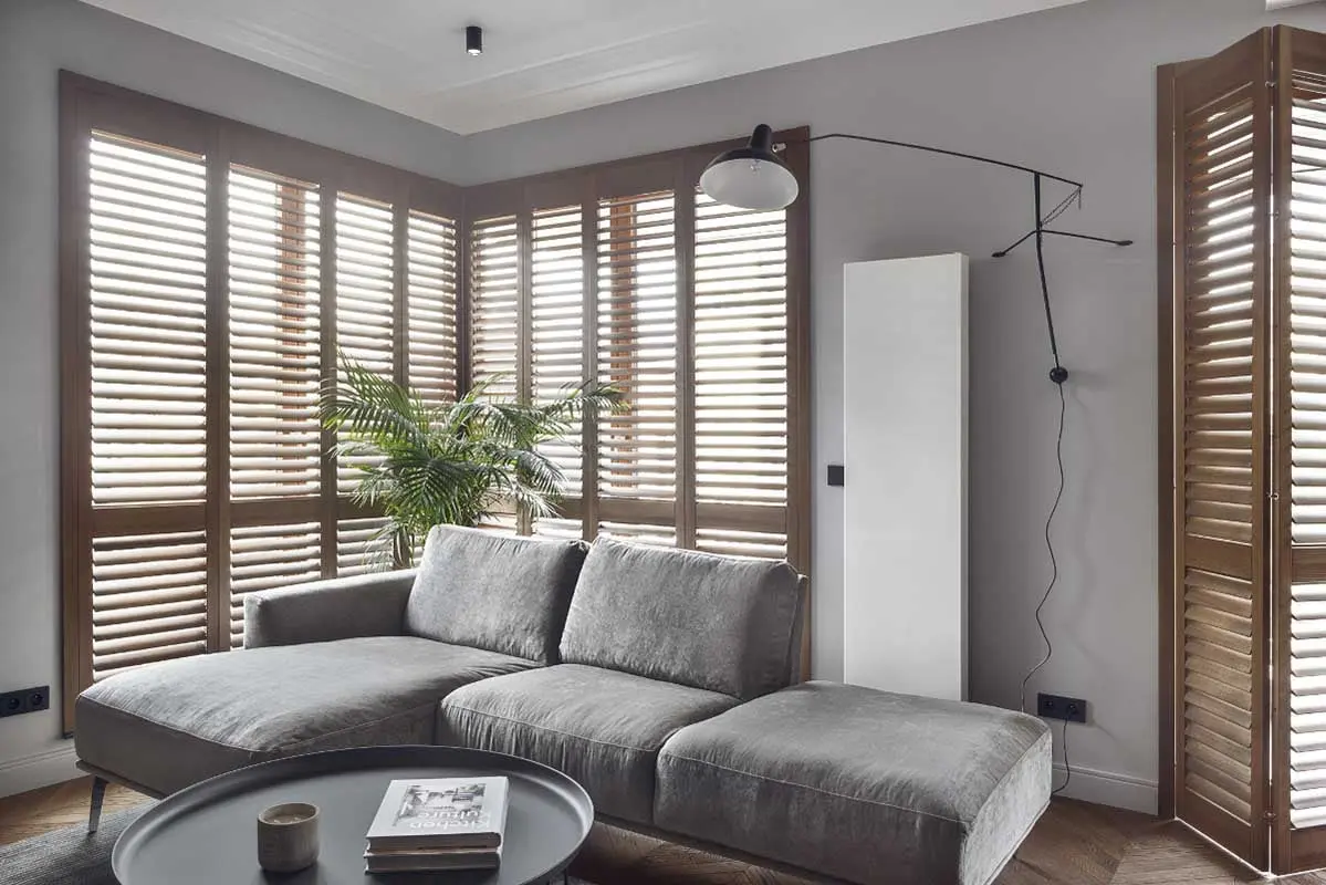 Szary narożnik na nóżkach to niewątpliwie "must have" każdego projektu