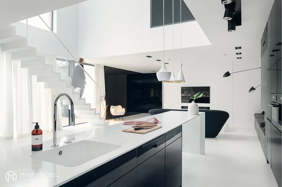 Dom w klimacie black & white | proj. MAKA.STUDIO, photo: Tom Kurek