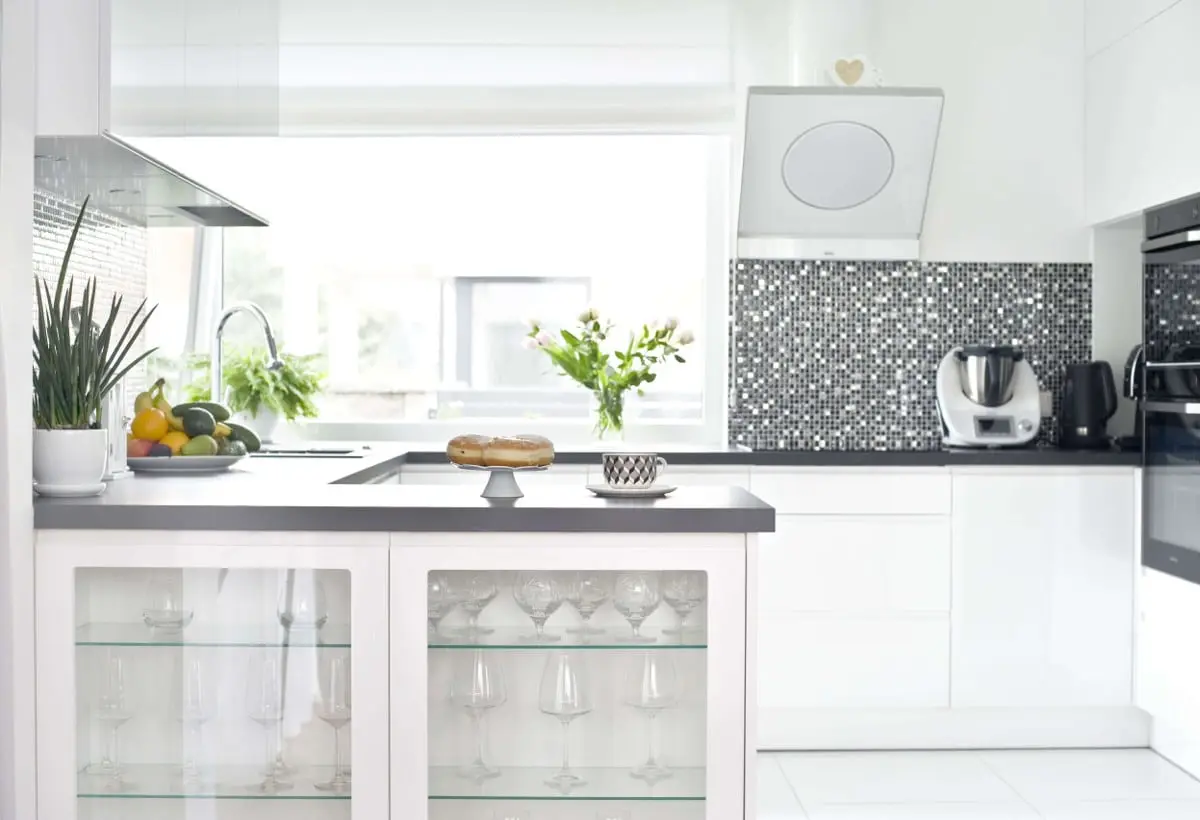 Jasna kuchnia z błyszczącą mozaiką na ścianie nad blatem | proj. Miśkiewicz Design