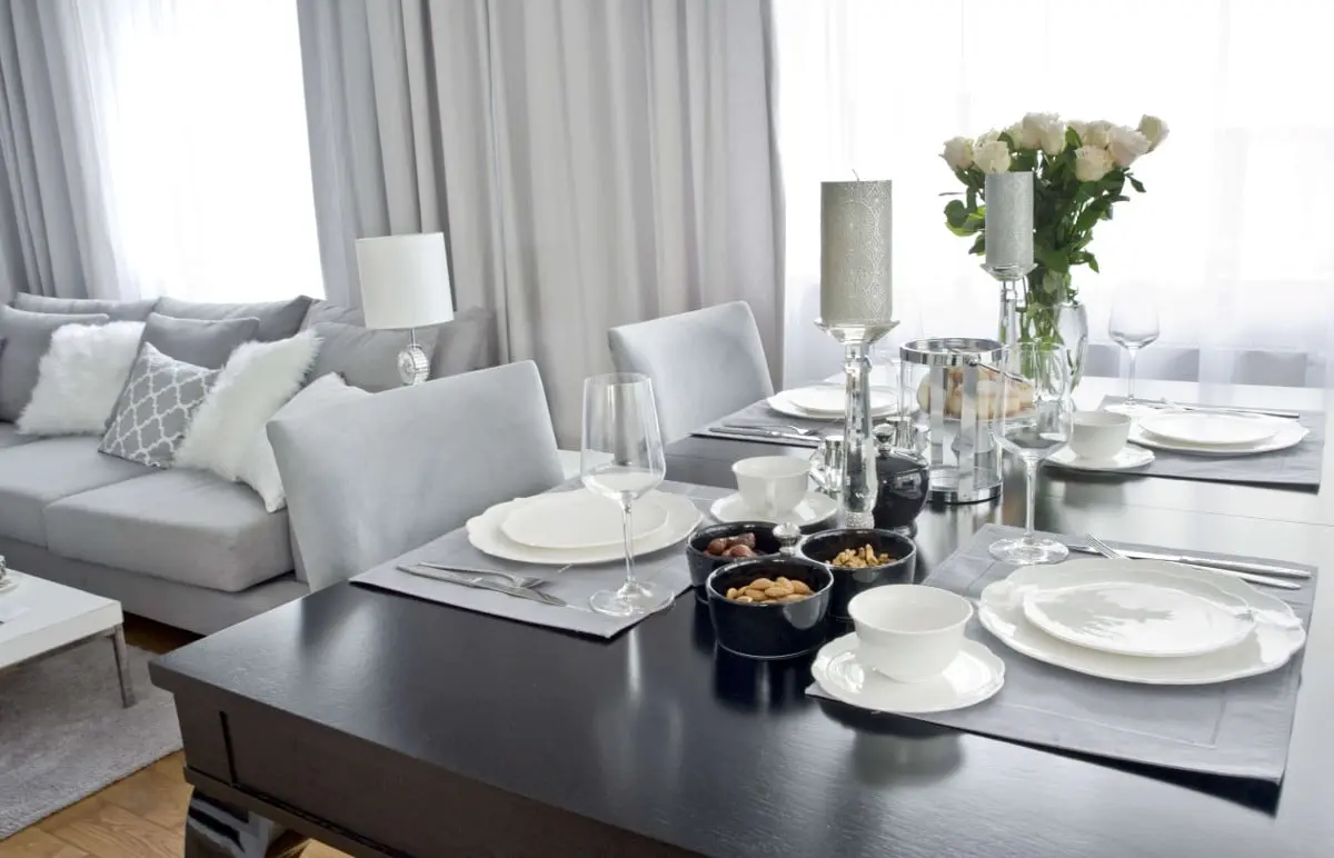 Eleganckie nakrycie stołu w projekcie Magdaleny Miśkiewicz