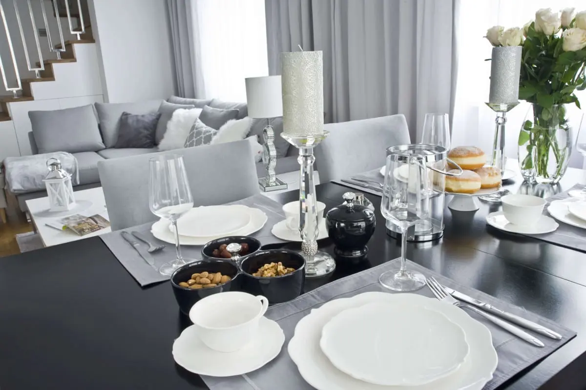 Eleganckie nakrycie stołu w projekcie Magdaleny Miśkiewicz