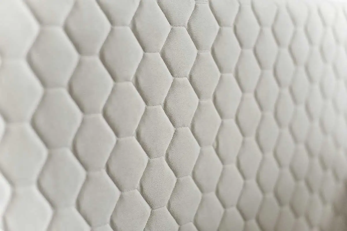 Eleganckie wezgłowie łóżka z wyszywanymi heksagonami