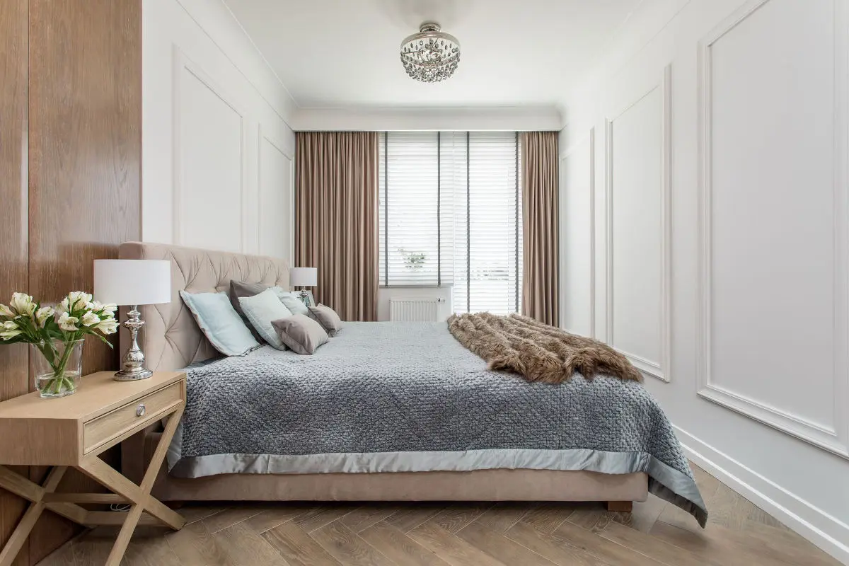 Klasyczna jodełka uzupełniona stylowymi sztukateriami w projekcie Em Design