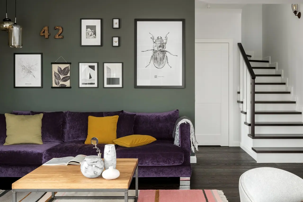 Sofa w salonie wykończona najmodniejszym w 2018 roku fioletem i welurem w projekcie Finchstudio