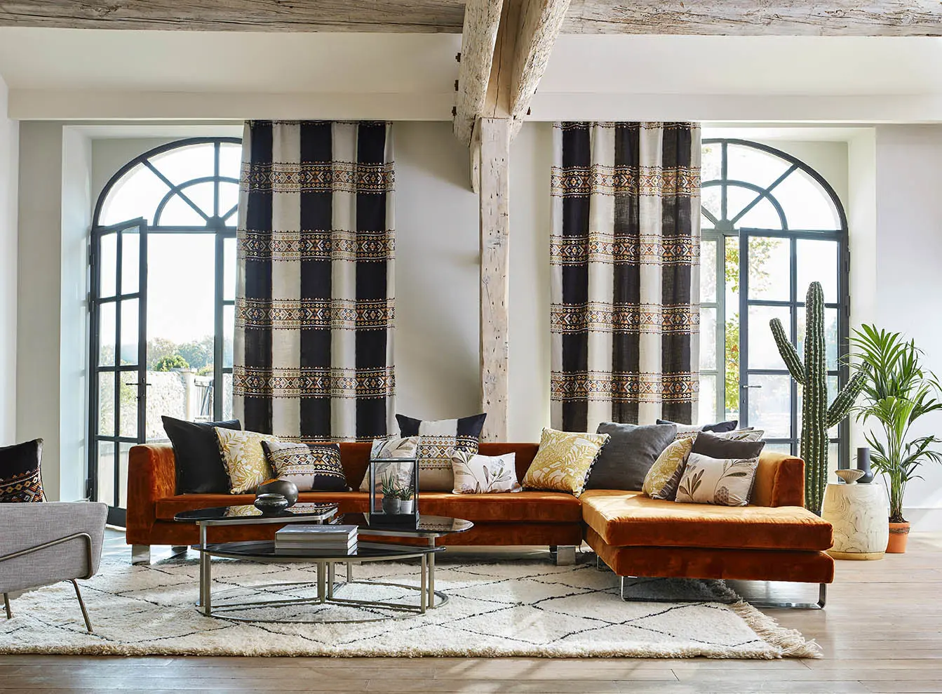 Urban jungle to nie tylko paleta zieleni – świetnie to pokazuje nowa kolekcja tkanin i tapet od Harlequina – ZAPARA – dostępna u nas