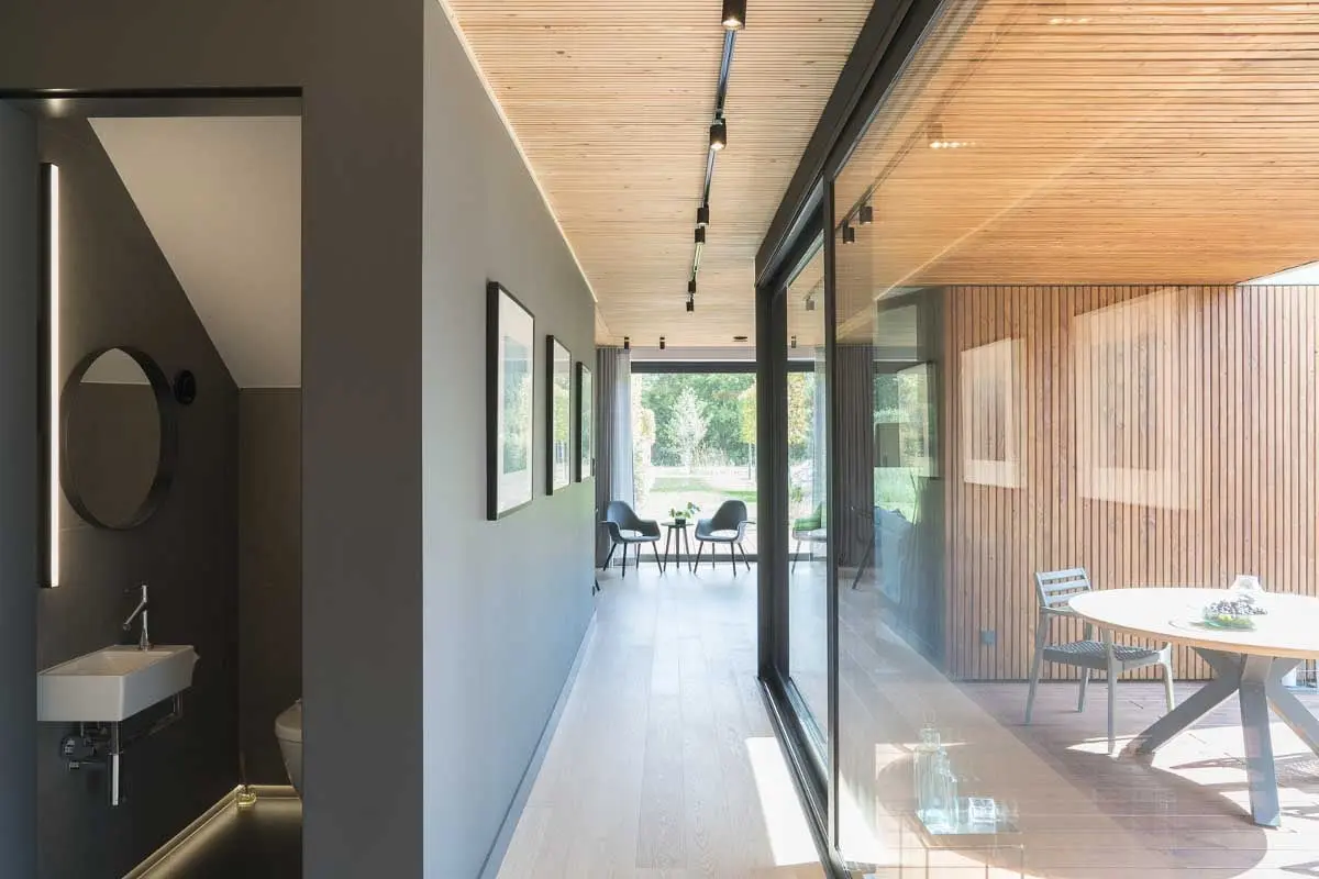 Wnętrze eko rezydencji w Chybach, proj. Ev Architects, foto. Tom Kurek