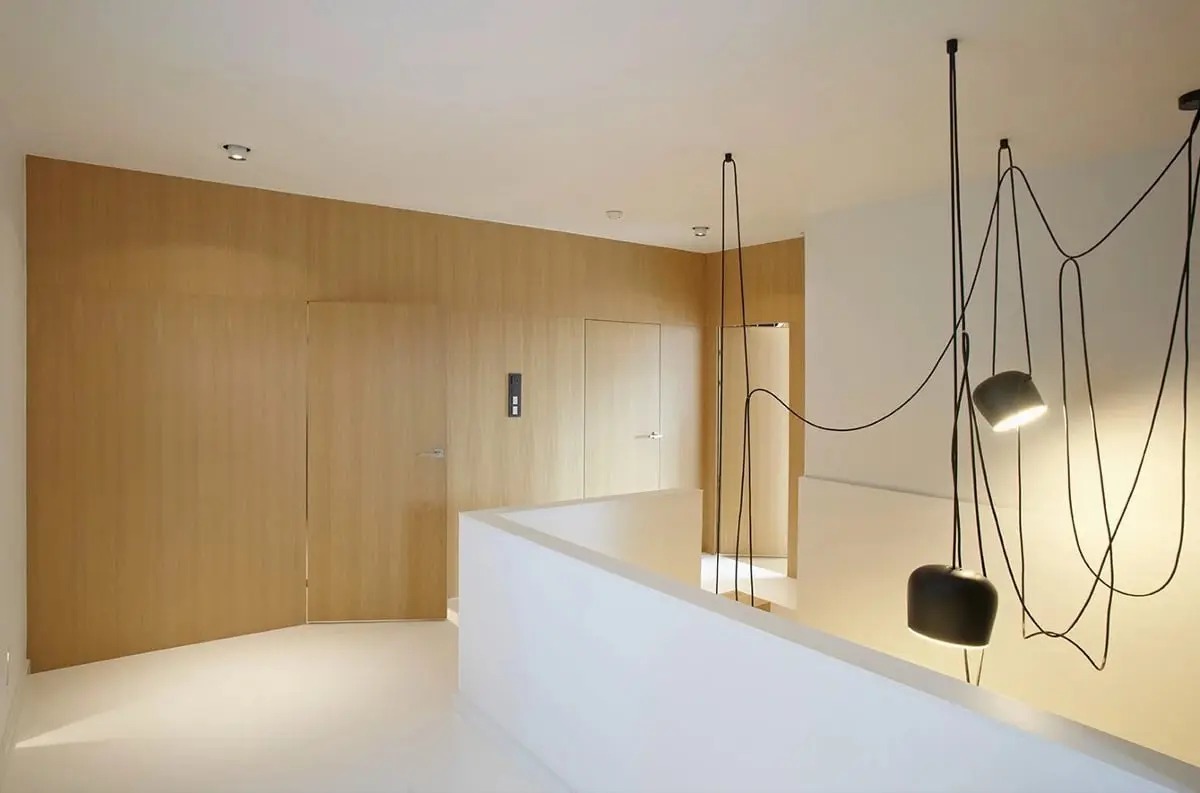 Klatka schodowa z charakternymi lampami w loftowym klimacie, proj. Ev Architects