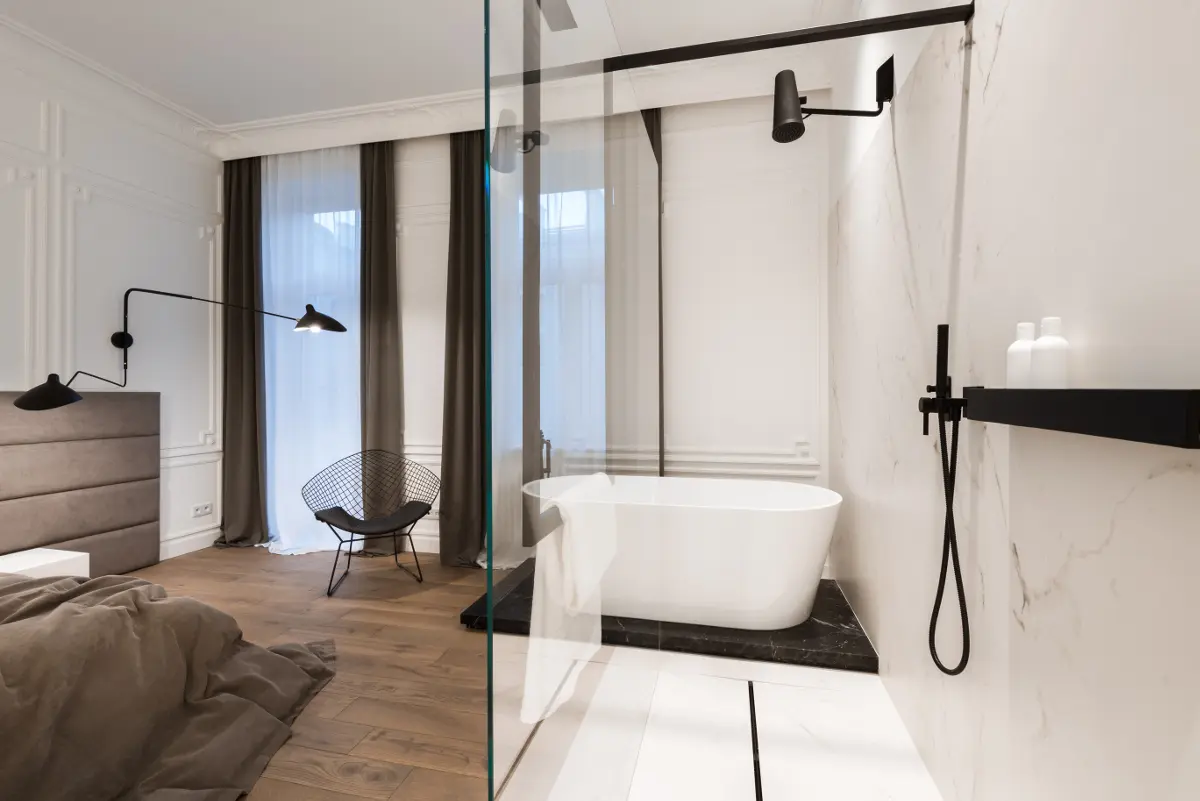 Otwarta łazienka z przeszklonym prysznicem | proj. Nasciturus design