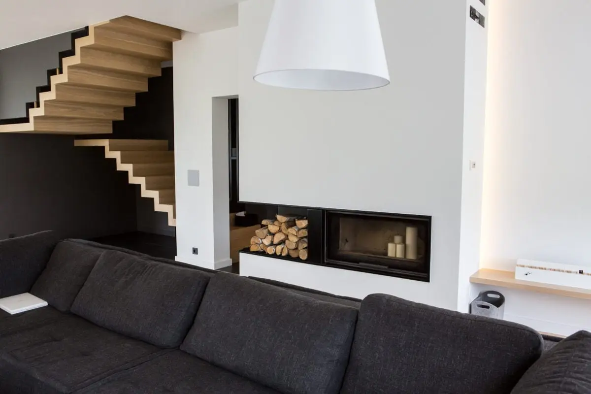 Nowoczesny kominek w aranżacji, proj. Ev Architects