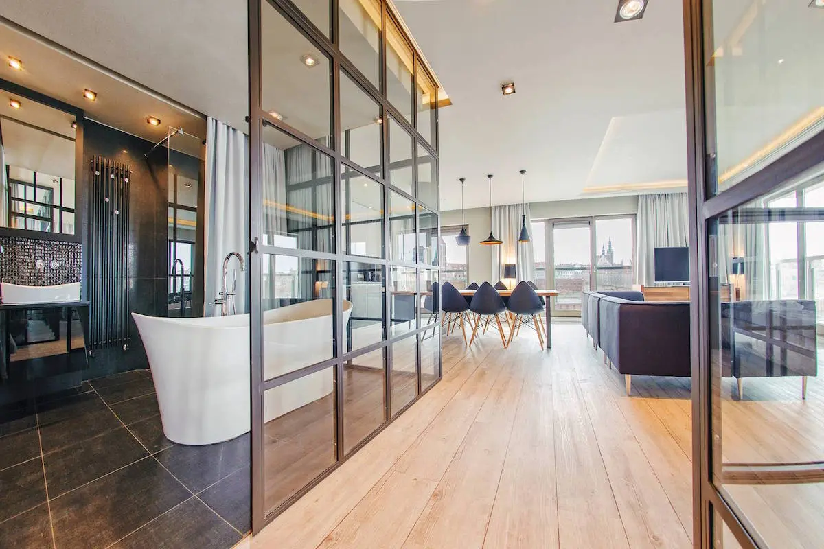 Łazienka za przeszkleniem