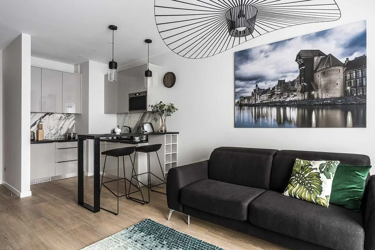 Poduszki w tropikalny wzór we wnętrzu (proj. Studio Projekt)