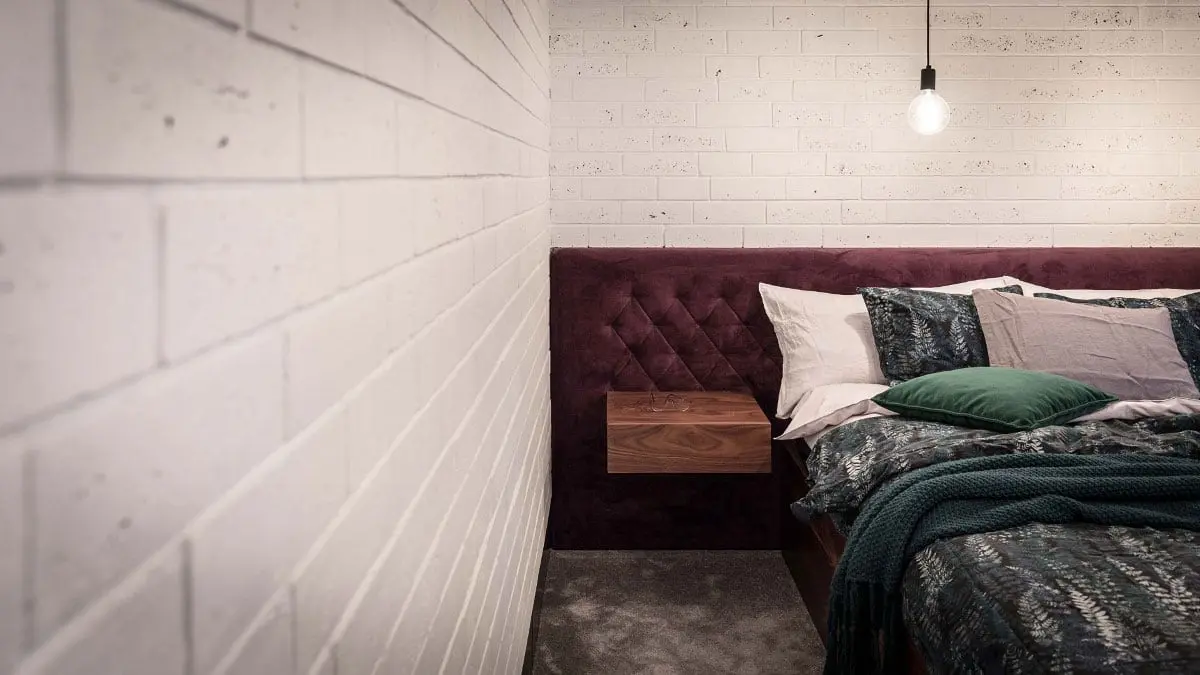 Aranżacja sypialni z modnym fioletem | proj. One Design (Katarzyna Barbella-Aponte)